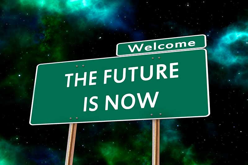 bienvenido el futuro es ahora welcolme the future is now en cartel verde con letras blancas